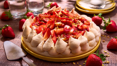 Pavlova aux fraises et aux éclats de pistache torréfiés