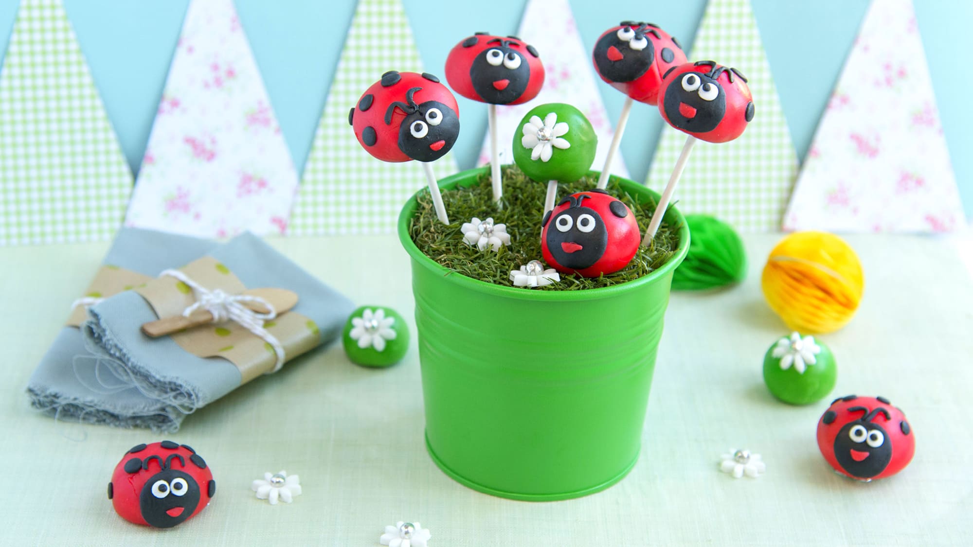 Cake pops coccinelles