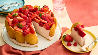 Charlotte aux fraises et aux madeleines