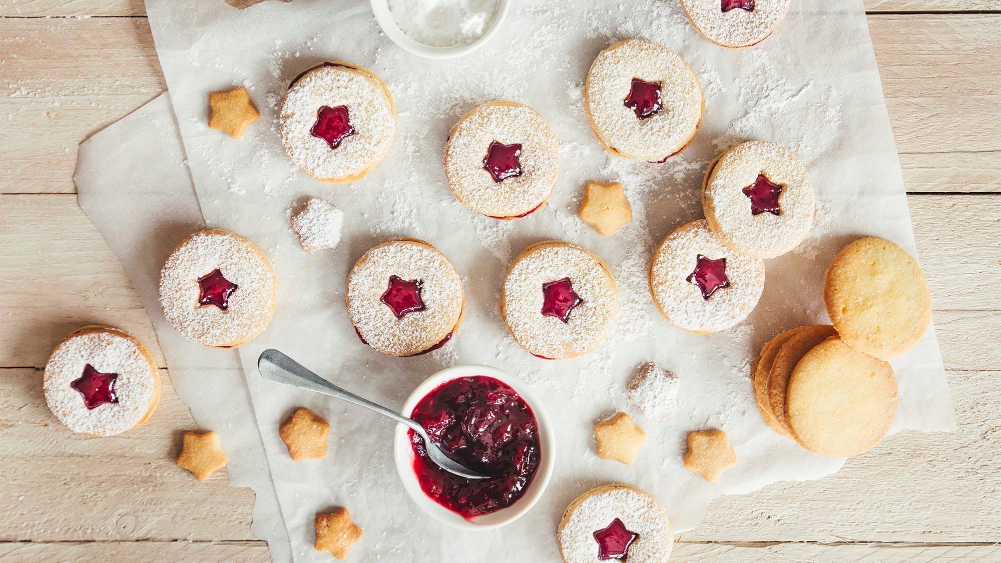 Linzer cookies à l'amande et confiture