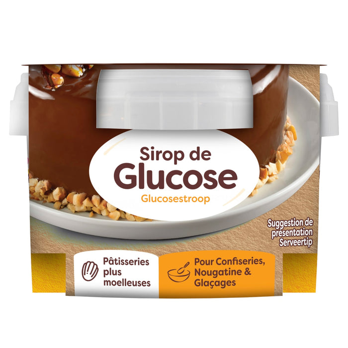 Un pot en plastique de Sirop de Glucose présentant un gâteau au chocolat brillant sur son étiquette soulignant son utilisation pour des pâtisseries plus moelleuses et des glaçages.