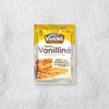 Un sachet de sucre vanillAC aromatisAC de la marque VahinAC est prACsentAC sur un fond de sucre granulAC.