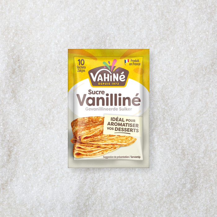 Un sachet de sucre vanillAC aromatisAC de la marque VahinAC est prACsentAC sur un fond de sucre granulAC.