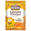 Un paquet de Vahiné Levure Chimique, ou poudre à lever, présente un personnage de muffin souriant de style dessin animé sur un fond orange.