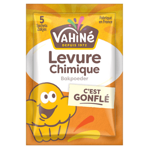 Un paquet de Vahiné Levure Chimique, ou poudre à lever, présente un personnage de muffin souriant de style dessin animé sur un fond orange.