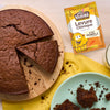 Un délicieux gâteau au chocolat, préparé avec de la levure chimique Vahine Levure Chimique, est présenté sur une planche en bois avec une part coupée, à côté d'un paquet du produit.