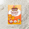 Un sachet de levure chimique de la marque VahinAC est prACsentAC sur un fond de farine.