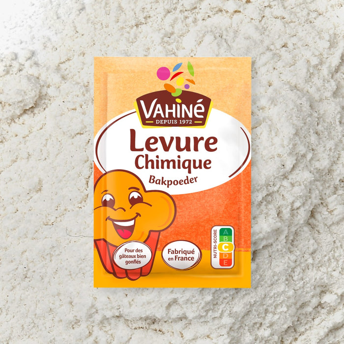 Un sachet de levure chimique de la marque VahinAC est prACsentAC sur un fond de farine.
