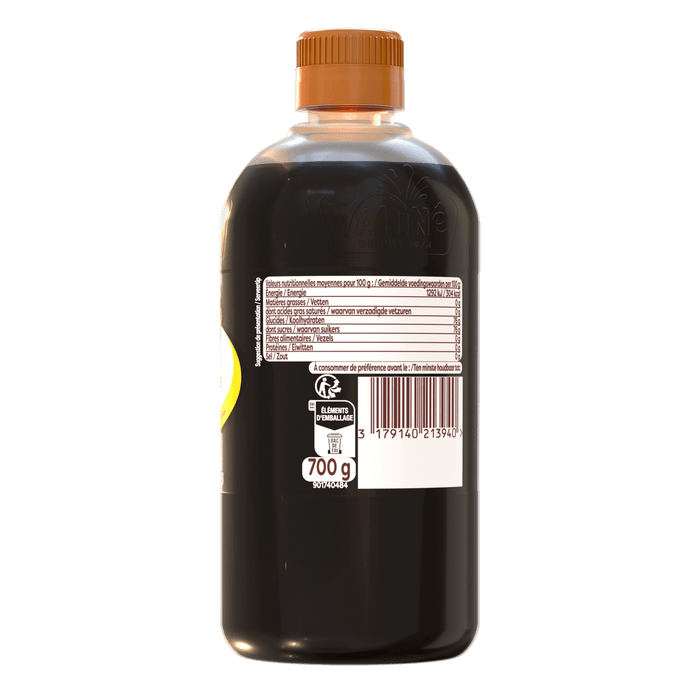 Une bouteille de liquide foncAC, probablement de la sauce soja ou un condiment similaire, avec un bouchon marron et une ACtiquette comportant des informations nutritionnelles et un code-barres.