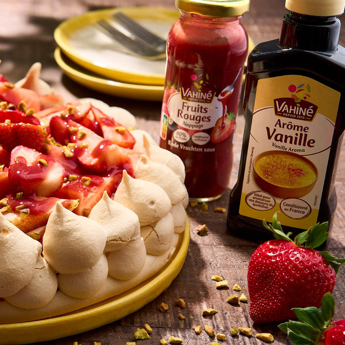 Une tarte aux fraises A La Mere de Famille avec de la sauce aux fraises Frutta Balsara et de l'extrait de vanille, prACsentant des ingrACdients pour desserts.