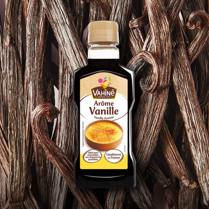 Une bouteille d'extrait d'ArA?me Vanille est prACsentACe sur un fond de gousses de vanille.