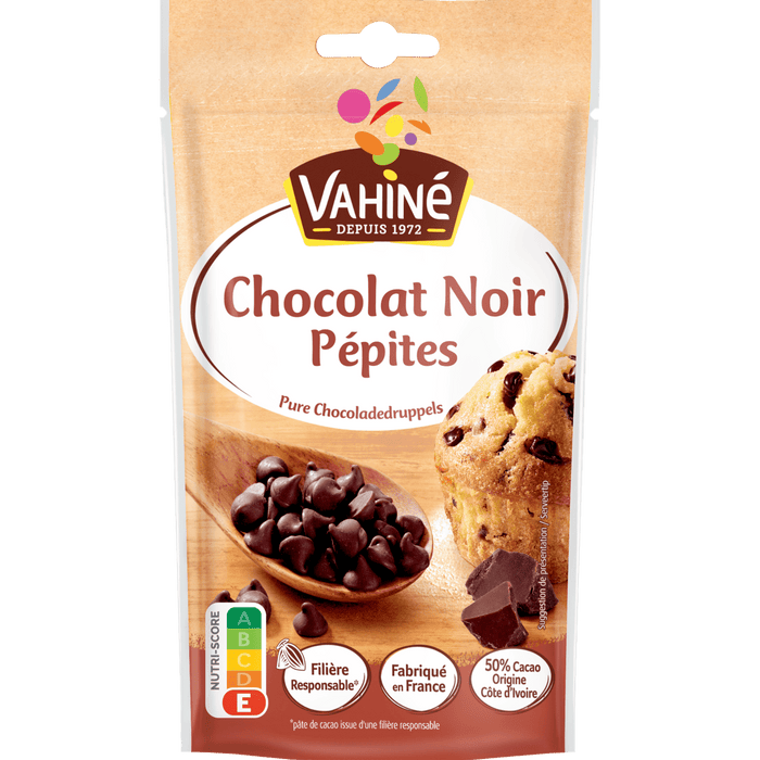 Un paquet de pépites de chocolat noir Vahiné est présenté, montrant le produit et un muffin fait avec les pépites.