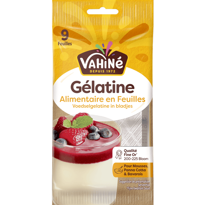 Un paquet de Vahiné Gélatine Alimentaire en Feuilles est présenté, avec un dessert aux fruits rouges.