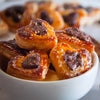 Un bol rempli de pActisseries en forme de cA?ur garnies d'une garniture au chocolat.