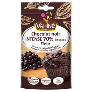 Un sachet de Vahiné Chocolat noir INTENSE 70 pour cent de cacao Pépites illustrant des pépites de chocolat noir et un muffin au chocolat.