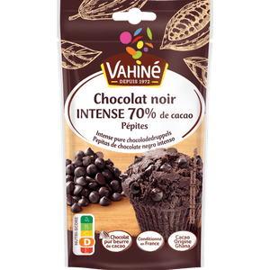Les pépites de chocolat noir Vahiné, 70% cacao, sont présentées avec un muffin préparé avec le produit.