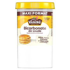 Un grand pot de Bicarbonate de soude Vahine, avec une image de pancakes sur l'étiquette.