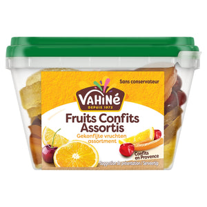 Un contenant en plastique transparent de Vahine Fruits Confits Assortis est présenté avec une suggestion de présentation d'agrumes confits et de cerises sur l'étiquette.