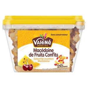 Un pot en plastique transparent avec un couvercle jaune est rempli de Macédoine de Fruits Confits Vahine, un mélange de fruits confits utilisé en pâtisserie.