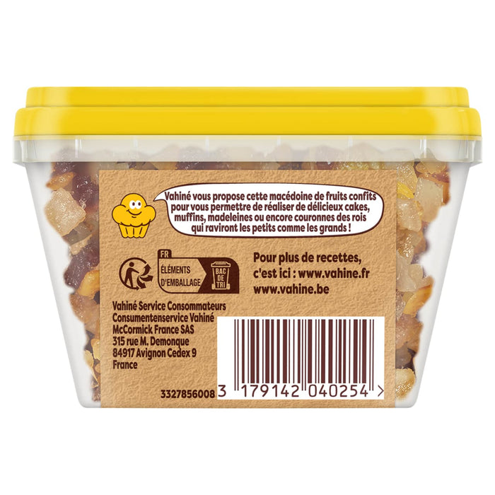 L'arrière d'un pot en plastique transparent de macédoine de fruits confits Vahine, montrant les informations sur le produit et le code-barres sur fond de morceaux de fruits colorés à l'intérieur.