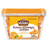 Un pot en plastique transparent d'Écorces d'Oranges confites Vahine est présenté avec une orange fraîche et une suggestion de présentation des écorces.