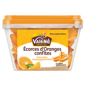 Un pot en plastique transparent d'Écorces d'Oranges confites Vahine est présenté avec une orange fraîche et une suggestion de présentation des écorces.
