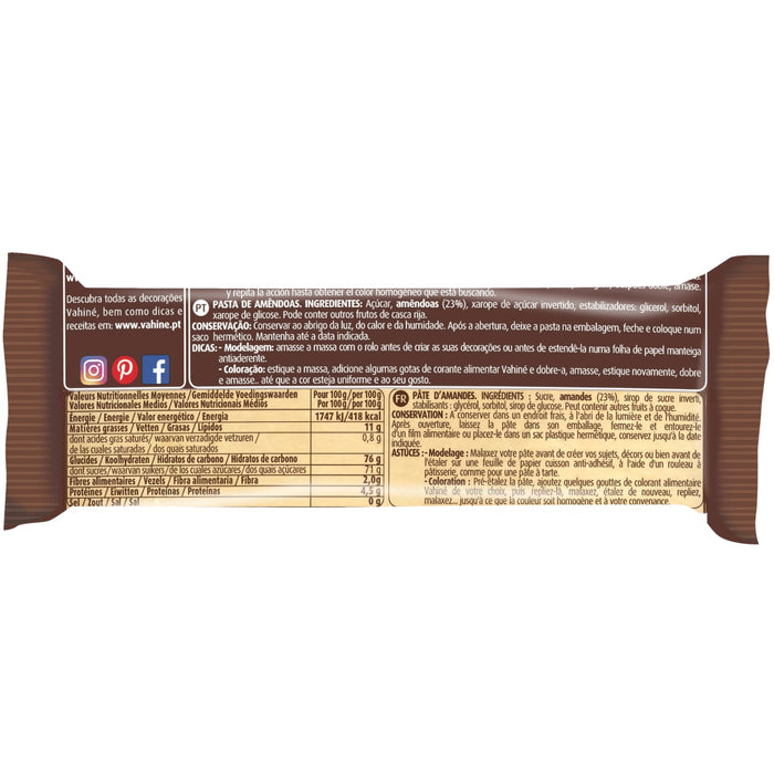 Le dos d'un emballage de barre chocolatée affiche des informations nutritionnelles et des icônes de médias sociaux.