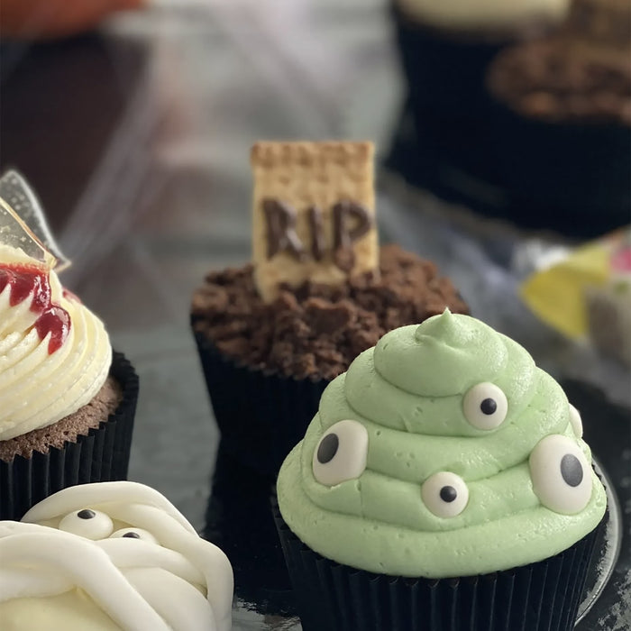 Une collection de cupcakes sur le thA?me d'Halloween dACcorACs comme une pierre tombale, un monstre avec des yeux et une momie.
