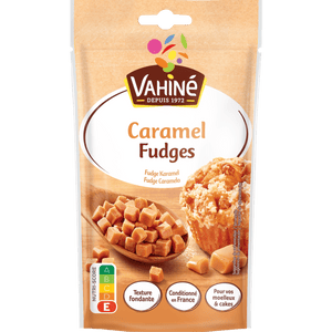 Un paquet de morceaux de fudge au caramel Vahiné est présenté, montrant le produit et une suggestion d'utilisation dans un muffin.
