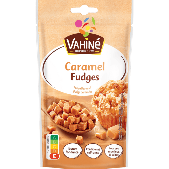Un paquet de morceaux de fudge au caramel Vahiné est présenté, montrant le produit et une suggestion d'utilisation dans un muffin.