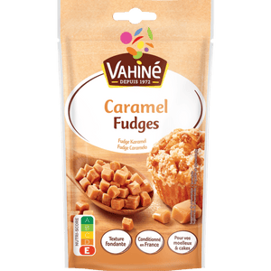Un paquet de morceaux de fudge au caramel Vahiné est présenté, montrant le produit et une suggestion d'utilisation dans un muffin.