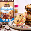Un paquet de pépites de chocolat au lait Vahiné est présenté à côté de sandwichs glacés aux biscuits aux pépites de chocolat faits maison et recouverts de vermicelles.