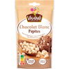 Un paquet de pépites de chocolat blanc Vahiné, une marque McCormick, est présenté à côté d'un biscuit aux pépites de chocolat.