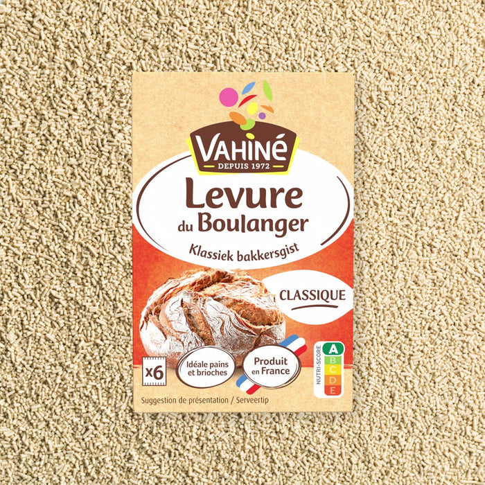 Un paquet de levure de boulanger VahinAC est prACsentAC sur un fond de grains.