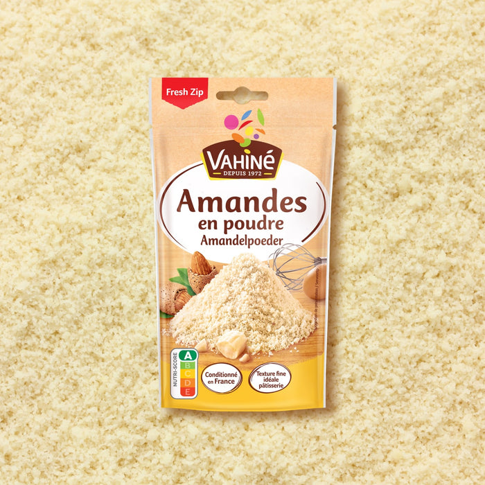 Un paquet de poudre d'amandes de la marque VahinAC est prACsentAC sur un fond de farine d'amandes.
