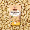 Un paquet de pignons de pin VACritable Pignons de pin est prACsentAC au milieu d'une dispersion des mAames noix.