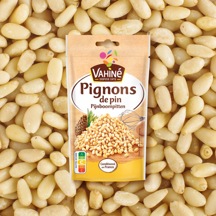 Un paquet de pignons de pin VACritable Pignons de pin est prACsentAC au milieu d'une dispersion des mAames noix.