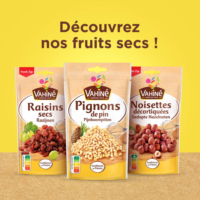 Une image prACsentant trois paquets de fruits secs VahinAC : raisins secs, pignons de pin et noisettes.