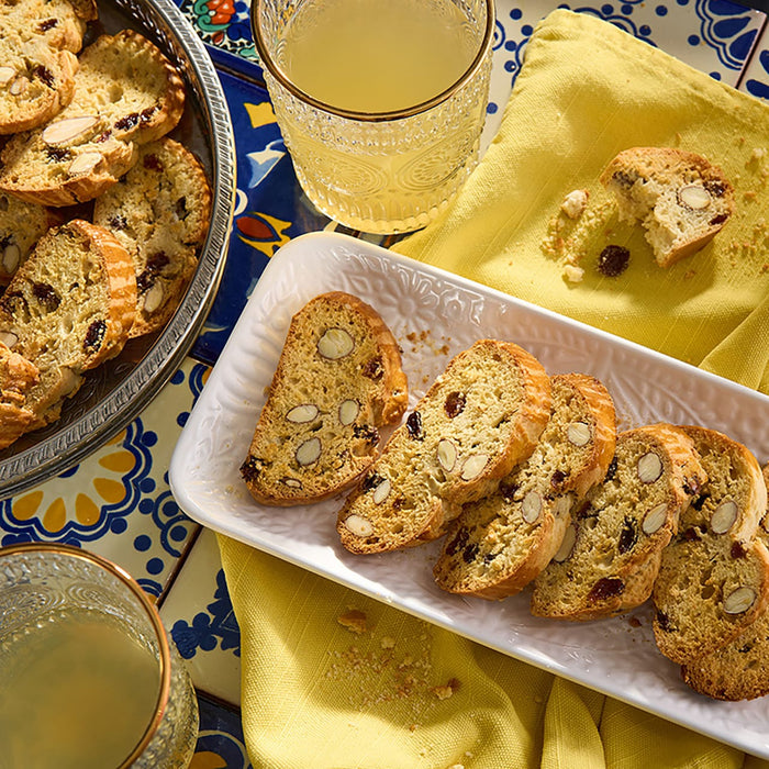 Une assiette de biscotti aux noix et aux fruits secs est prACsentACe A? cA?tAC de verres de limonade, suggACrant une collation rafraARchissante.