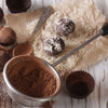 Une prise de vue rapprochACe de truffes au chocolat faites maison avec de la poudre de cacao et de la noix de coco rAcpACe, suggACrant une gActerie dAClicieuse et gourmande.
