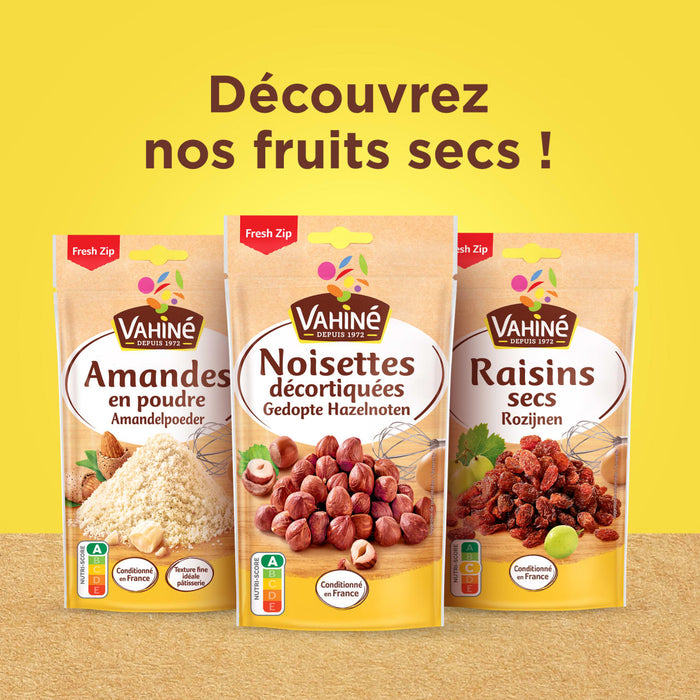 Publicité de la marque Vahiné présentant sa sélection de fruits secs, notamment des amandes, des noisettes et des raisins.