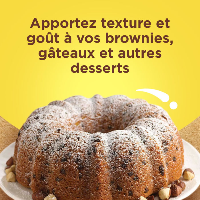 Un gâteau Bundt saupoudré de sucre glace et entouré de noisettes, suggérant texture et goût pour brownies, gâteaux et autres desserts.