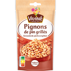 Un paquet de pignons de pin grillés de la marque Vahiné est présenté.