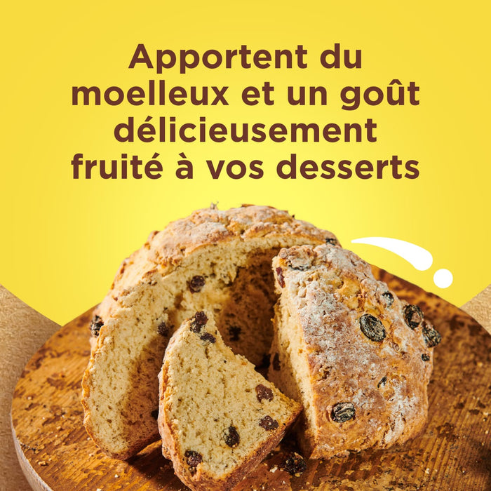 Un cake aux fruits coupé sur une planche en bois, mettant en valeur sa texture moelleuse et son goût délicieusement fruité.