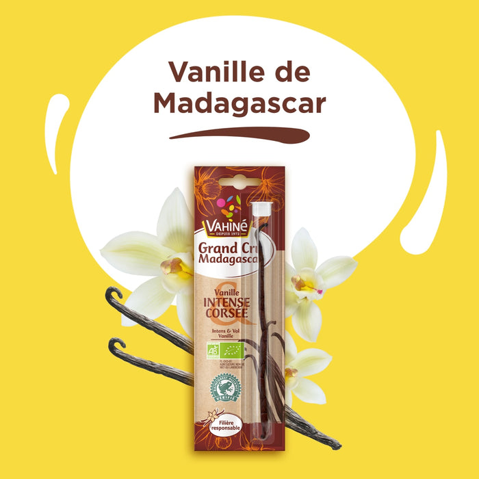 Un paquet de gousses de vanille de Madagascar Alnatura est prACsentAC avec des gousses et des fleurs de vanille sur un fond jaune.