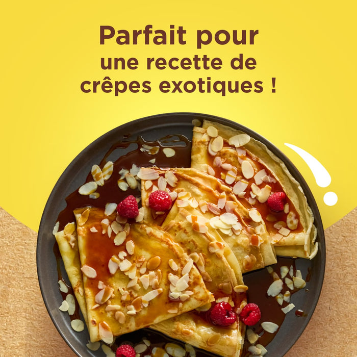 Une assiette de crAapes exotiques garnies de sauce, de framboises et d'amandes, parfaites pour un dAClicieux dessert.