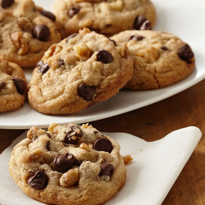 Une assiette de biscuits aux pACpites de chocolat et aux noix fraARchement cuits.
