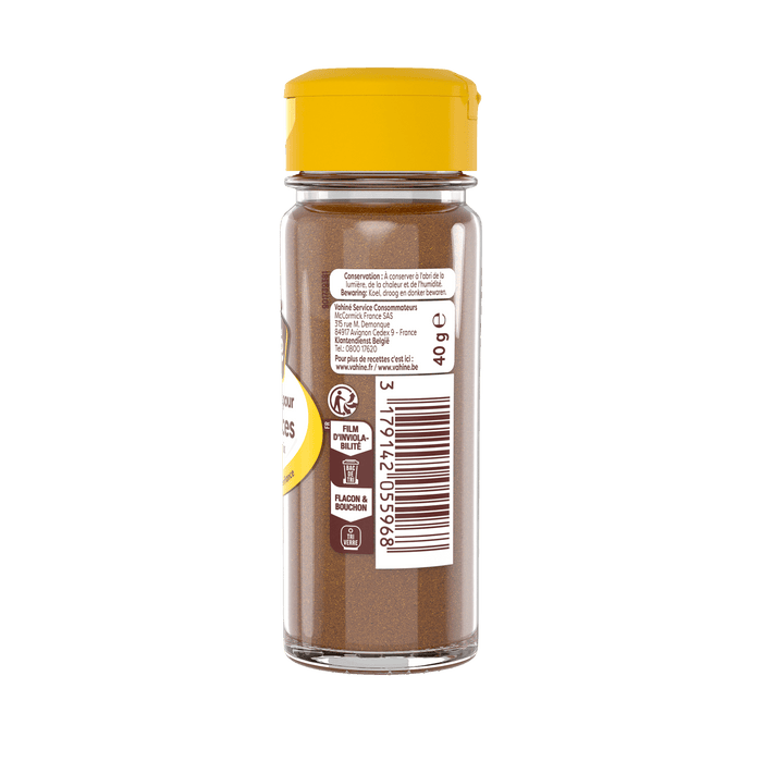 Une bouteille de poudre chocolatACe Nesquik de NestlAC avec un couvercle jaune prACsente les informations nutritionnelles et le code-barres sur son ACtiquette.