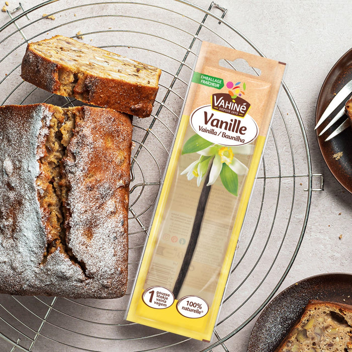 Un pain aux bananes est prACsentAC avec un paquet de gousse de vanille Dr. Oetker.