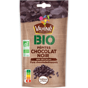 Un sachet de pépites de chocolat noir bio Vahiné Bio pour la pâtisserie.